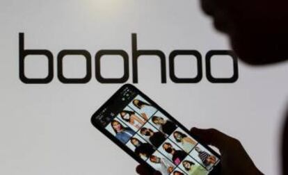 Aplicación de Boohoo en un teléfono.