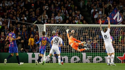 Rafael Santos Borré marcaba el jueves el segundo gol del Eintracht ante el Barcelona.