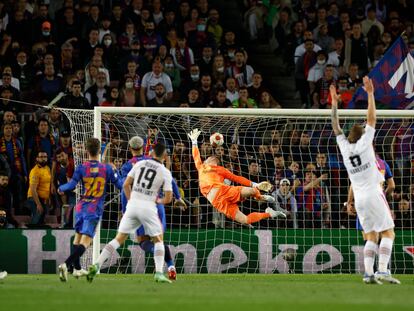 Rafael Santos Borré marcaba el jueves el segundo gol del Eintracht ante el Barcelona.
