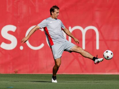 Lopetegui toca el balón en el entrenamiento del Sevilla.