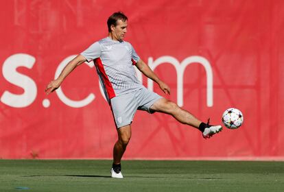 Lopetegui toca el balón en el entrenamiento del Sevilla.
