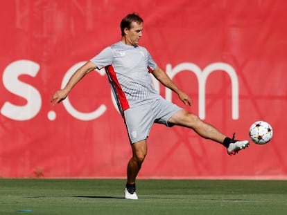 Lopetegui toca el balón en el entrenamiento del Sevilla.