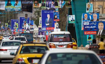 Una calle de Nayaf (Irak) llena de carteles electorales, este lunes.