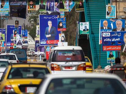Una calle de Nayaf (Irak) llena de carteles electorales, este lunes.