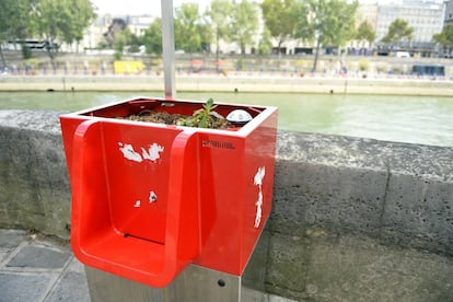 Detalle de uno de los urinarios públicos situados en la isla de San Luis.