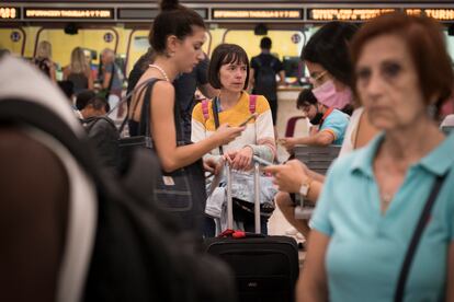 Pasajeros en la estación de Sants de Barcelona a primera hora de esta mañana de este viernes.