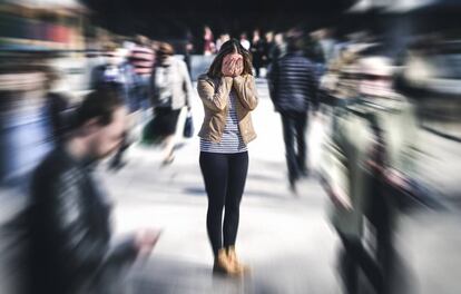 Una mujer sufre un ataque de pánico en un lugar público. Getty Images