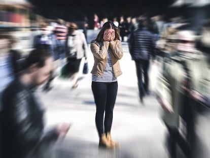 Una mujer sufre un ataque de pánico en un lugar público. Getty Images