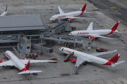 Vista aérea de  los aviones de la aerolínea colombiana Avianca estacionados en el Aeropuerto Internacional El Dorado en Bogotá.