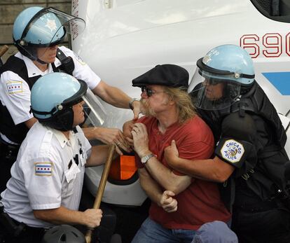 Tres agentes tratan de inmovilizar a un manifestante ayer en la protesta anti-OTAN en Chicago.