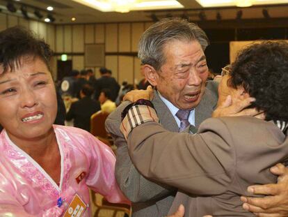 El surcoreano Min Ho-shik, de 84 años, se abraza a su hermana pequeña, la norcoreana Min Eun Shik, 81, en octubre de 2015.