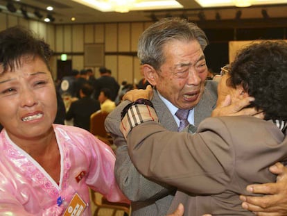 El surcoreano Min Ho-shik, de 84 años, se abraza a su hermana pequeña, la norcoreana Min Eun Shik, 81, en octubre de 2015.