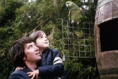 Helen Macdonald e seu pai, em uma foto familiar.