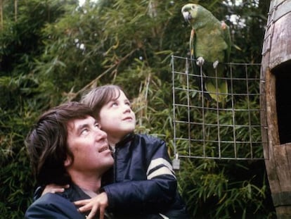 Helen Macdonald y su padre, en una foto familiar.