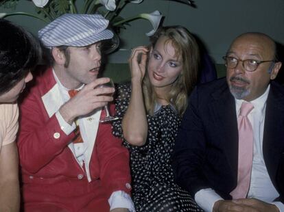 De izquierda a derecha: Elton John, Jerry Hall y Ahmet Ertegun durante una fiesta en Nueva York (1978).