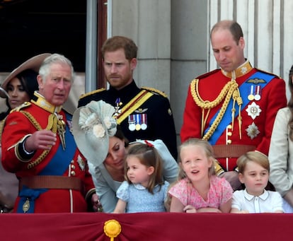 El príncipe Jorge, su hermana Carlota y su prima Savannah Phillips (hija de Peter Phillips, hijo a su vez de la princesa Ana), junto a Kate Middleton y los príncipes Guillermo, Enrique y Carlos, observan desde el balcón del palacio de Buckingham el paso del desfile del Trooping the Colour, en junio de 2018.