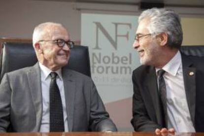 El rector de la universidad de Las Palmas de Gran Canaria, José Regidor (d), charla con el Premio Nobel de Economía de 2004, Finn Kydland (i), durante la rueda de prensa ofrecida hoy con motivo de la primera jornada del "Nobel Forum" de la Universidad de Las Palmas de Gran Canaria.