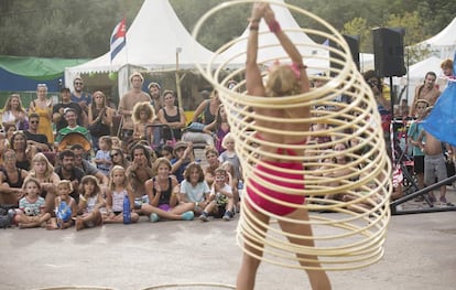 El público del Rototom disfrutando en familia de una de las propuestas extramusicales del festival.