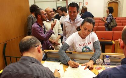 Fedatarios de la Iniciaitva Legislativa Popular (ILP) en el momento de registrase en las Cortes valencianas.