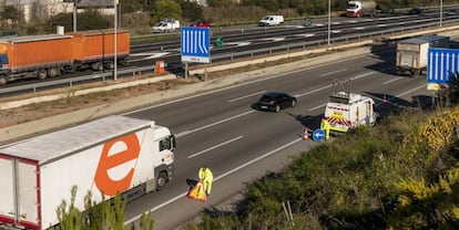 Empleados de Serveo en labores de conservación de una carretera.