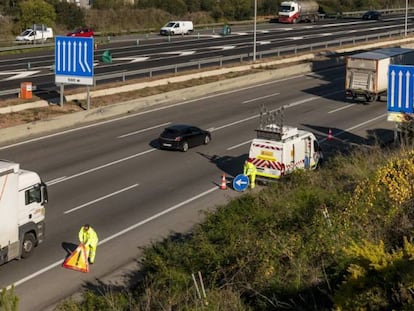 Operarios en labores de conservación de una carretera.