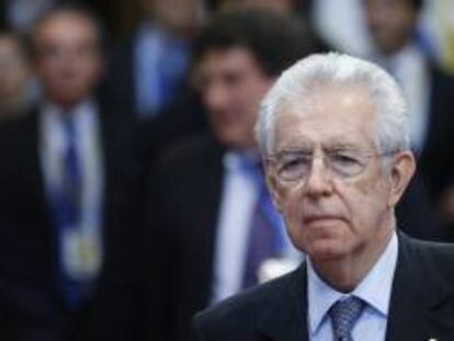 El primer ministro italiano Mario Monti abandona el edificio del consejo Europeo este, viernes 29 de junio de 2012, al finalizar el primer día de la cumbre de la Unión Europea en Bruselas (Bélgica).