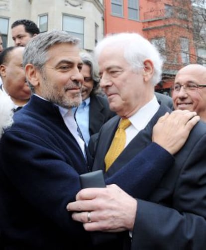 George Clooney y su padre, Nick, ante la embajada de Sudán, en Washington.