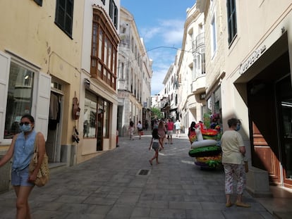 La calle Hannover, en Mahón (Menorca), llena de comercios y muy transitada por turistas.