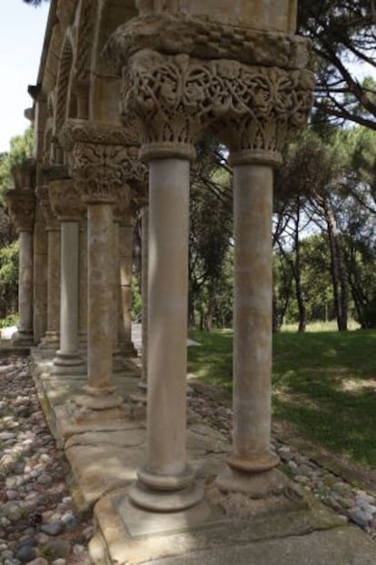 El claustro en los jardines de la finca Mas del Vent, Palam&oacute;s. 