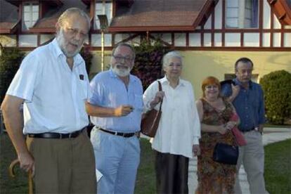 Miriam Gómez (en el centro), entre Ángel S. Harguindey, Fernando Savater (a su derecha), Rosa Pereda y Juan Cueto, ayer en el Palacio de la Magdalena de Santander.