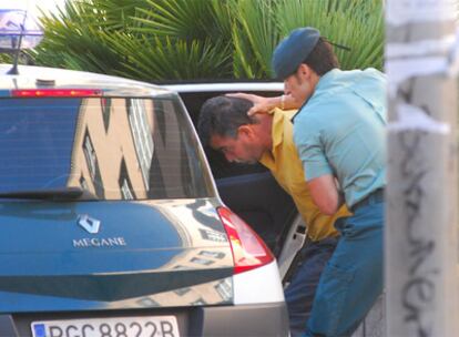 Un agente escolta a Salvador Alberto Morales Méndez antes de ser conducido a la cárcel.