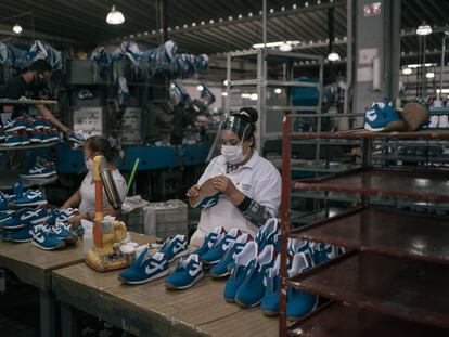Una mujer labora en una fabrica de zapatos en el Estado de México.