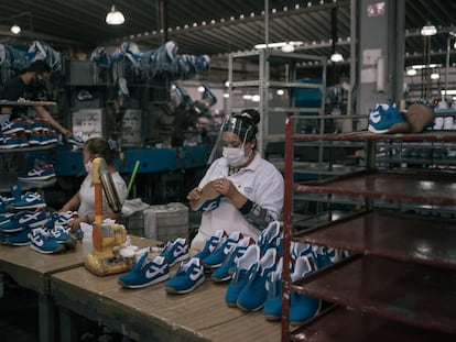 Una fábrica de zapatos deportivos en el Estado de México.