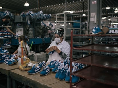 Una mujer trabaja en una fabrica de zapatos en el Estado de México.