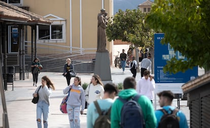 Alumnos a la salida de sus clases en el monasterio de los Jerónimos, sede de la Universidad Católica en Murcia.