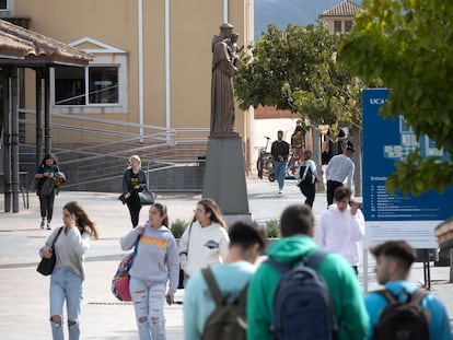Alumnos a la salida de sus clases en el monasterio de los Jerónimos, sede de la Universidad Católica en Murcia.