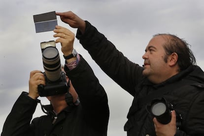 Fotògrafs es protegeixen per captar imatges de l'eclipsi de Sol a Sabadell.