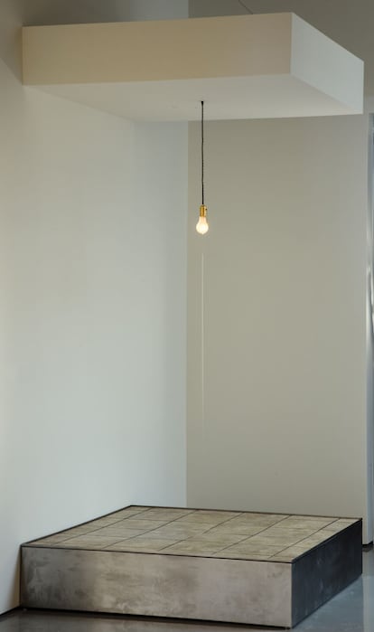 Robert Whitman, ‘Untitled (Light Bulb)’ (sin título, bombilla de luz), 1994--‐1995. Cortesía del artista y de Broadway 1602, Nueva York. Colección Pinault.