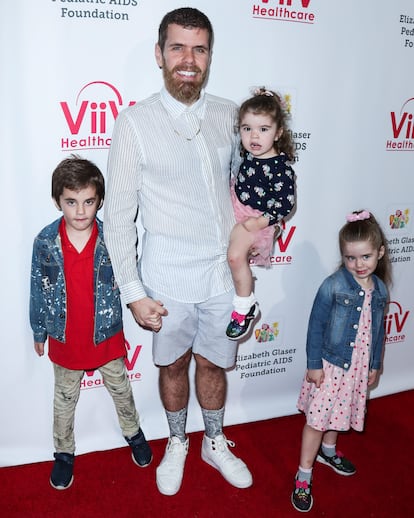 Perez Hilton y sus tres hijos, Mario, Mia y Mayte, en una gala benéfica celebrada en Los Ángeles, California, en octubre de 2017.