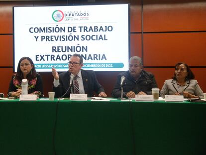Manuel Baldenebro (centro), diputado de Morena, encabezó la reunión en la que se discutió la modificación a la minuta de vacaciones dignas. A su derecha, Susana Prieto, que se opone a la modificación.