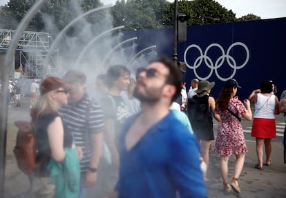 Paris 2024 Olympics - Archery - Invalides, Paris, France - July 30, 2024. Spectators cool off in the hot weather before the start of the archery REUTERS/Benoit Tessier     TPX IMAGES OF THE DAY