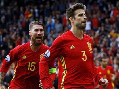 10 imágenes del partido de hoy de Piqué 'comentadas' por Cervantes
