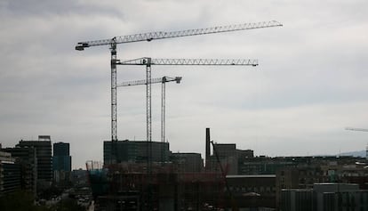 Grues en una promoció d'habitatges a Barcelona.