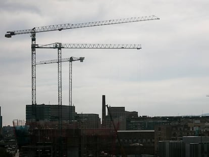 Grues en una promoció d'habitatges a Barcelona.