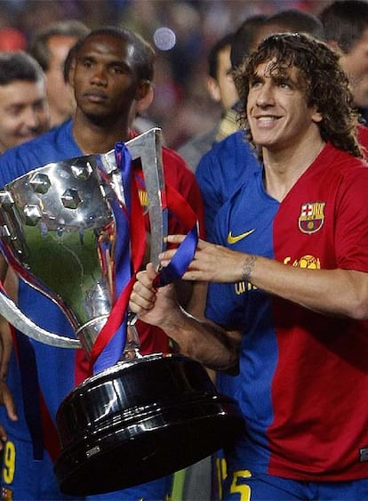 Puyol levanta la Copa que certifica al Barça como campeón de Liga