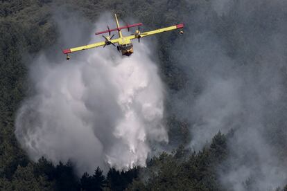 Las labores de extinción de los incendios declarados en la sierra de Leyre y en la zona de Tafalla y Larraga continúan en Navarra y las próximas 48 horas son “críticas”, estiman los expertos, ya que sigue la alerta en la comunidad foral por altas temperaturas, a lo que se suma la sequedad del ambiente, la vegetación y el viento. En la imagen, un hidroavión trabaja el miércoles en las labores de extinción del incendio en la Sierra de Leyre.