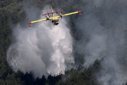 Las labores de extinción de los incendios declarados en la sierra de Leyre y en la zona de Tafalla y Larraga continúan en Navarra y las próximas 48 horas son “críticas”, estiman los expertos, ya que sigue la alerta en la comunidad foral por altas temperaturas, a lo que se suma la sequedad del ambiente, la vegetación y el viento. En la imagen, un hidroavión trabaja el miércoles en las labores de extinción del incendio en la Sierra de Leyre. 