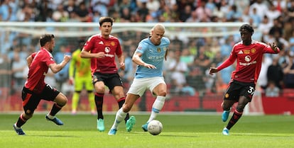 Haaland regatea entre jugadores del Manchester United en el estadio de Wembley el 10 de agosto de 2024 por FA Community Shield.