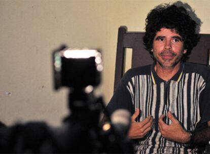El líder de la banda cubana Porno para Ricardo, Gorki Águila, crítico con el Gobierno, habla con la prensa tras ser liberado.