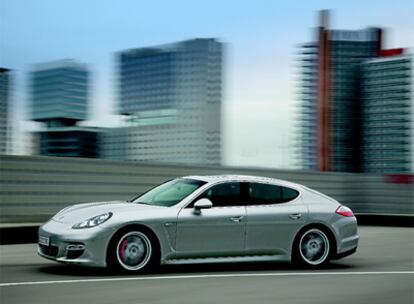 La línea del Panamera se inspira en el legendario 911, pero con la zona central alargada y cuatro puertas.